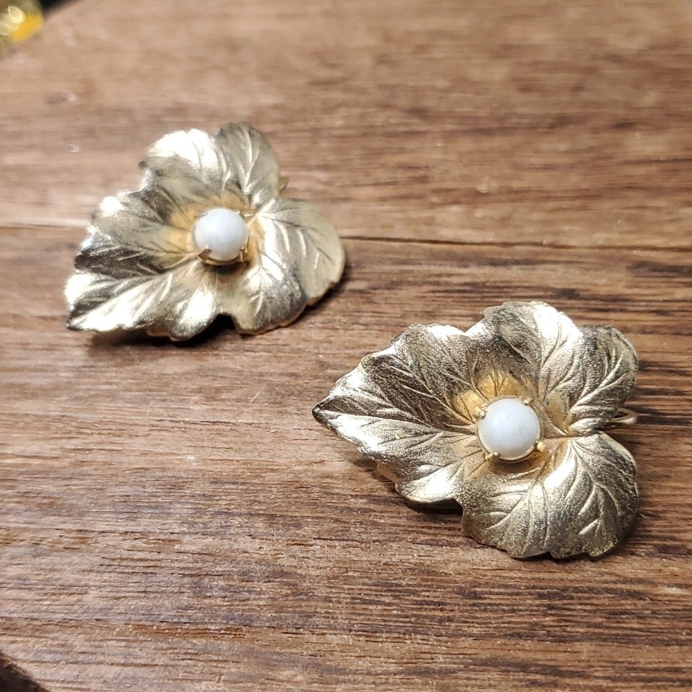 E932 sarahβ coventry clip on earrings golden leaf